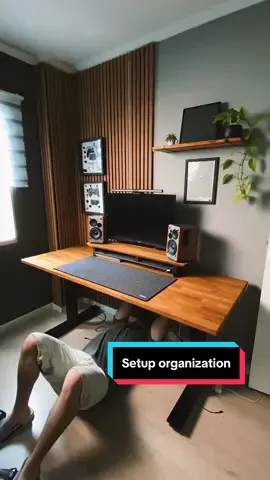 Reorganizando todos os cabos do setup. Haviam muitos cabos soltos e cabos desnecessários embaixo da mesa. E já que resolvi mexer nisso, porque não fazer uma organização completa? __________ Reorganizing all the cables in my setup. There were a lot of loose cables and unnecessary cables under the desk. And since I decided to deal with that anyway, why not do a complete organization? __________ A lista de todos os meus periféricos, peças e mobília você pode pode encontrar no link da minha bio. __________ #deskdecor #deskgoals #desksetup #desktour #officedecor          @Anma Setups 