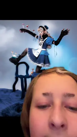 Посмотрю только из-за гусеницы-Бурунова #алисавстранечудес #атакатитанов #йоу? #майнкрафтер 