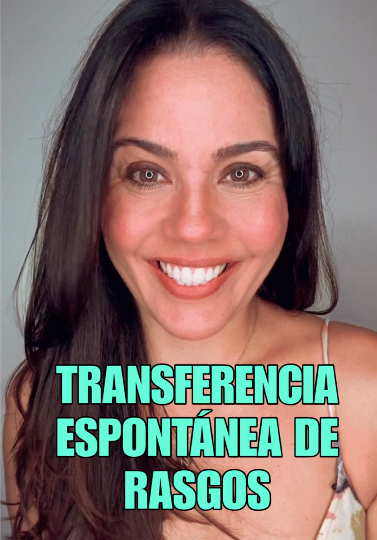 ¿Y si te dijera que cada juicio que haces… también te programa a ti? 🧠✨ La ciencia lo llama transferencia espontánea de rasgos, y la conciencia lo entiende como el efecto espejo: lo que describes en otros, tu mente y tu energía lo integran como parte de ti. Si hablas luz, habitas la luz. Si hablas juicio, entrenas a tu mente a vivir en él. Cada palabra que pronuncias es una orden vibracional. Bendecir es expandirte. Criticar es contraerte. Hoy te invito a observar tu diálogo interno y externo con amor, y a usar tu voz como una herramienta de creación consciente. 🕊️ ✨ Tu palabra no solo describe tu realidad… la programa. #Conciencia #Reprogramación #PalabraConsciente #Despertar #NeurocienciaEspiritual 