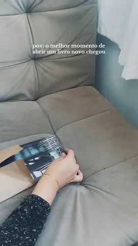 a melhor sensação é a de abrir uma nova caixinha ✨ Âmago será a minha próxima leitura, prevejo um favorito 🥺 sinopse: Uma coletânea de contos que expõe, através da ficção, a realidade que as mulheres não contam. Dentro de casa é um lugar seguro. Na festa com os amigos, um lugar seguro. No ônibus, um lugar seguro. Na rua, cuide-se apenas ao passar por becos escuros. Eles dizem. Você nasce, cria corpo, cria vida, respira e vai. É o que tem que ser. Mas até onde ir, que roupas usar, como fugir do destino de não ter destino, como sobreviver à rotina que censura, assedia, prende. Como idealizar o novo se o passado te assombra? Afinal, “o que é ser mulher?”. Para chegar ao cerne da questão, a autora revela a infinitude invisível da violência contra as mulheres. *publi #unboxing #books #unboxingbooks #livros #literaturabrasileira 