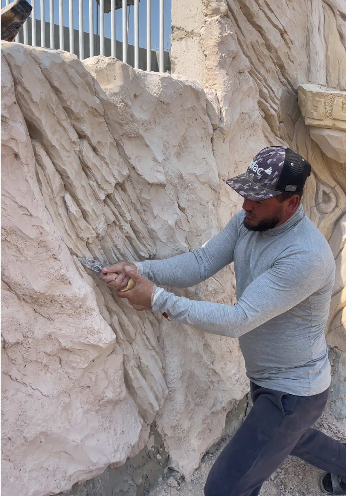 Artistic concrete facade. Dubai. Rocks made of sand and cement.#Elbar #dybae #sculpture #masterclass 