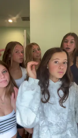 love my girlss @dylan @mollysack1 @sloane.defelice @reese @mclaine 