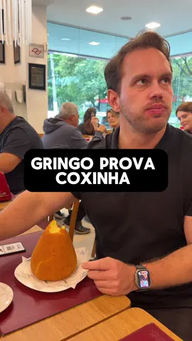 Depois do post anterior vocês indicaram vários lugares - e eu fui conferir. Nessa padaria não servem só coxinha, e sim a versão de 1 kg. No caixa não entendi nada, só falei “sim, sim” — e, alguns minutos depois, pousou na mesa uma bomba gigante: casquinha crocante, frango suculento, Catupiry cremoso, saindo fumaça, todo mundo olhando. Eu já estava satisfeito, mas aceitei o desafio e comi de uma vez só. Resumindo: curti demais. Por que vale ir: não é um salgado de 150 g — é nível chefão. O sabor vai até o último pedaço, sem gosto de óleo velho. #coxinha #padaria #comidabrasileira #comidabrasileira🇧🇷 #estrangeirosnobrasil 