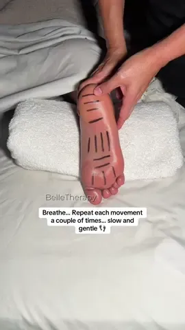 Try this foot massage on your partner tonight! You don’t need much, just a little time and a little love. 💞 #footmassage #footpainrelief #relaxation #fy