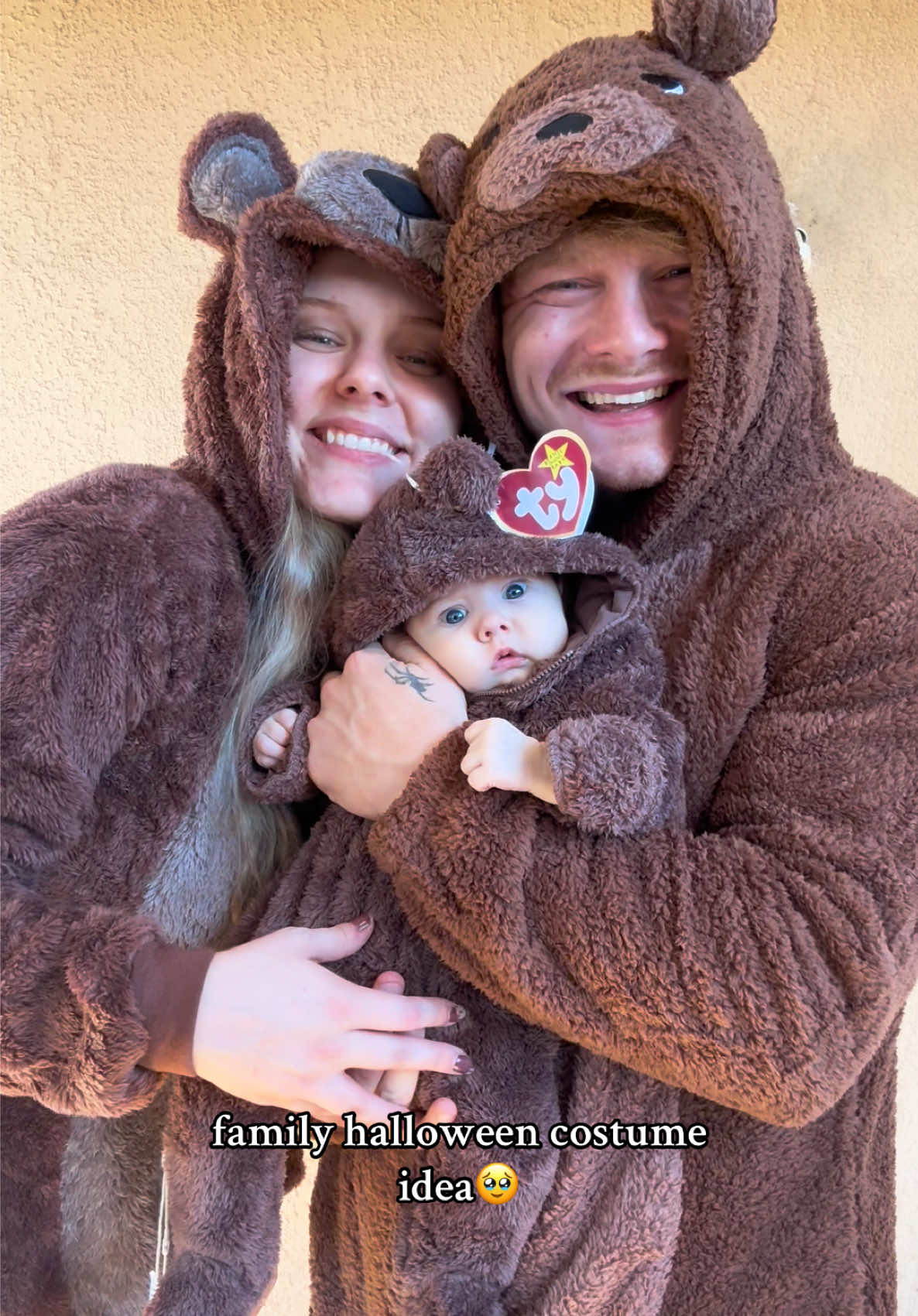 mommy and daddy bear with our perfect little beanie baby🐻🥹 #tiktok #halloween #mygirl #familycostumeideas 