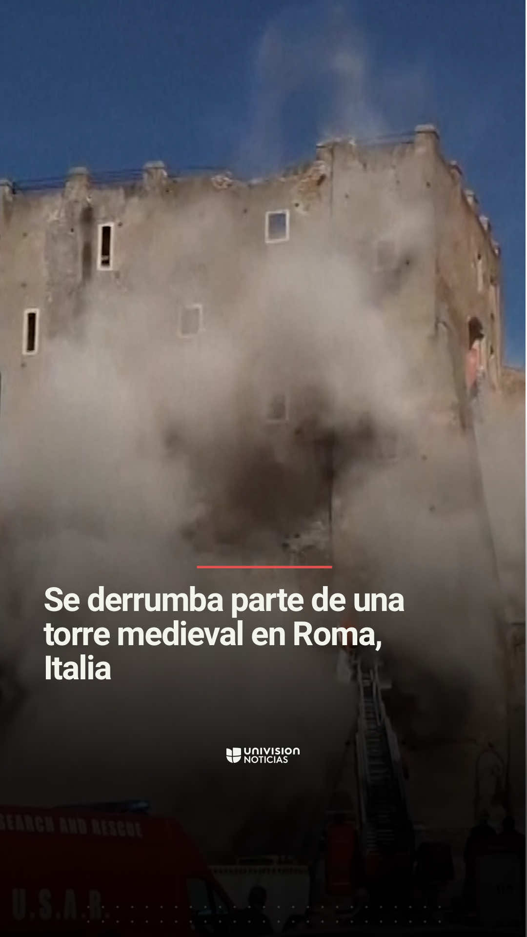 🇮🇹⚠️ El momento en el que se derrumba parte de una torre medieval en Roma, Italia. Se trata de la Torre dei Conti, una construcción medieval situada en el centro de Roma, cerca del Coliseo. El derrumbe ocurrió mientras se realizaban trabajos de restauración. Al menos un trabajador resultó herido y uno más se encuentra atrapado bajo los escombros. Durante los trabajos de rescate se produjo un segundo derrumbe, sin embargo, las autoridades siguen laborando en el lugar. #Italia #Roma #derrumbe #accidente  #Uninoticias 