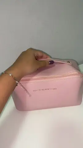 Essa Necessaire é um Babado!! Linda, espaçosa e com uma qualidade SURREAL! #justgirlythings #bolsa #necessaire 