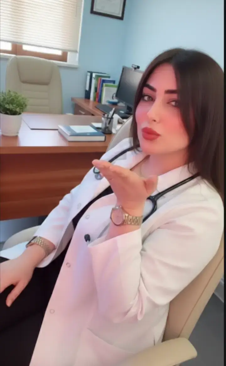 أهلاً بك. الحديث عن أمراض الإنفلونزا مهم جداً، خاصة مع اقتراب مواسم البرد وتغير الفيروسات باستمرار. يجب التوضيح أن الإنفلونزا (𝘐𝘯𝘧𝘭𝘶𝘦𝘯𝘻𝘢) هي مرض موسمي بامتياز، وغالباً ما تكون 