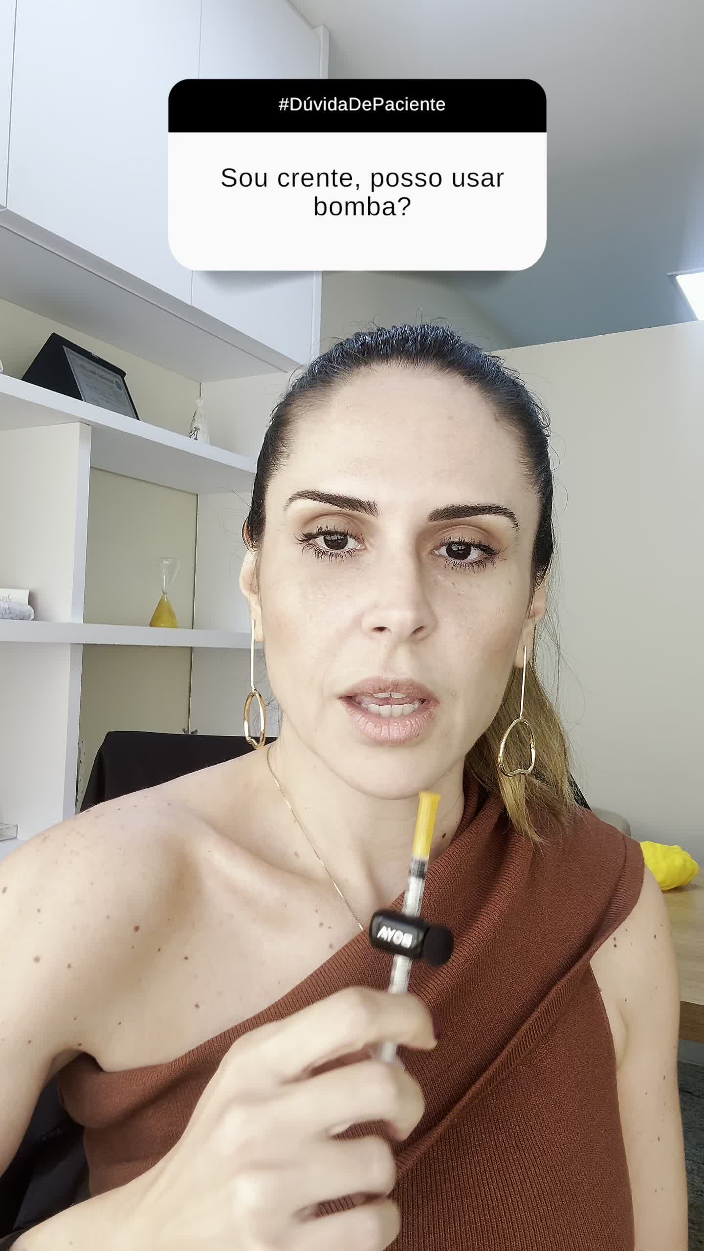 Eu juro que tento ser séria nas caixinhas… Mas tem pergunta que não dá! 😂 Entre fé, treino e suplementação, a verdade é que saúde e resultado caminham juntos com responsabilidade e acompanhamento médico. Não é sobre “poder ou não poder”, é sobre fazer direito, com propósito e segurança e dar risada no processo também, porque leveza faz parte do tratamento! . #drarochelle #drarochellehygino #gineco #ginecologista #implantehormonal #terapiainjetavel #reposiçãohormonal #verao2025 #verão #sincera #drarochellesincerona
