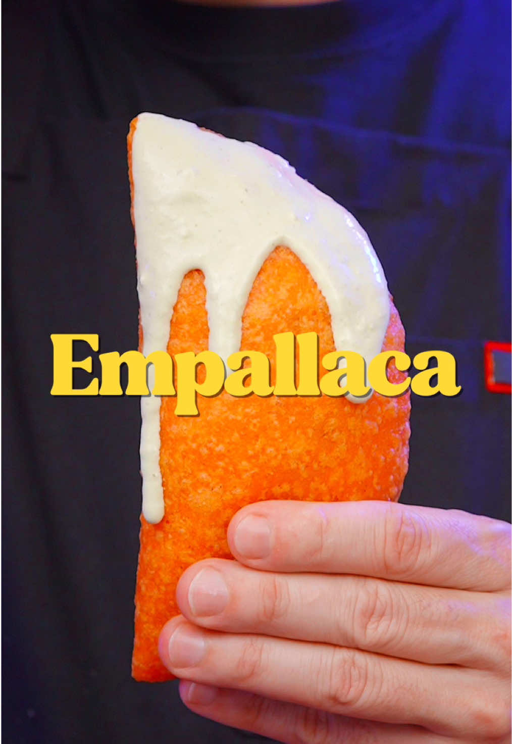 #GoyaFoods_Partner Esta temporada festiva me asocié con @Goya Foods para crear esta deliciosa Empallaca🥟. Una mezcla perfecta entre la empanada y la hallaca, ideal para compartir con familia y amigos. Regístrate GRATIS en Goya.com y únete a La Cocina GOYA®️ para descubrir recetas, cupones y ofertas exclusivas. Para el Guiso: ¼ Aceite de Oliva  2 lbs Cochino  2 lbs Carne de Res  2 Sobres de Sazón GOYA®️ con Culantro y Achiote 2½ lbs Pollo (cocida y mechada) ½ Cabeza de Ajo  ½ Taza Alcaparras  1½ Taza Encurtido  4 Cebollas  3 Pimentones  2 Ajoporros  ½ Ramo Perejil  1 Taza Vino Rojo 3 Tazas Caldo de Pollo ½ Taza Harina de Maíz Blanca Masarepa GOYA®️   Para Cocinar el Pollo: 2 Zanahoria  3 Celery 1 Cebolla  2 Pimienta en grano 1 Pollo Entero Agua (hasta cubrir el pollo) 2 Laurel   Para la Masa: 2 Tazas Harina de Maíz Blanca Masarepa GOYA®️ 2 Tazas Caldo de Pollo 1 Sobre de Sazón GOYA®️ con Culantro y Achiote ¼ Taza Aceite   Para Decorar: 1 Cebolla  1 Pimentón 1 Aceitunas Manzanilla Rellenas con Pimientos GOYA®️ 2 Alcaparra 6-8 Pasas   1.⁠ ⁠Sofríe hasta dorar la carne de res y cerdo con aceite de oliva, sal, pimienta y sazón. 2.⁠ ⁠Agrega el sofrito y el vino.  3.⁠ ⁠Incorpora el perejil, el pollo mechado, los  encurtidos y  las alcaparras y la harina de maíz.  4.⁠ ⁠Tapa y cocina por 1 hora a fuego bajo. Luego, deja enfriar.  5.⁠ ⁠Para el pollo; en una olla agrega todos los ingredientes y cocina durante 90 minutos.  6.⁠ ⁠Para la masa: coloca el caldo caliente, combina con el sazón, agrega aceite y harina de maíz. Mezcla hasta obtener una masa suave pero firme. 7.⁠ ⁠Sobre un papel plástico coloca una bola de masa, estirala y haz un círculo, agrega el relleno y decora con cebolla, pimentón, aceitunas, alcaparras y pasas.  8.⁠ ⁠Dobla y, con un bowl, cierra la empanada. 9.⁠ ⁠Fríe en abundante aceite.   #andrescooking #goya #hallaca #empanada      