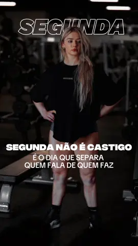 A segunda-feira é o ponto de partida da semana, e começar com um treino intenso estabelece o tom para os próximos dias. Treinar nesse dia ajuda a quebrar a inércia do fim de semana, colocando corpo e mente em movimento logo no início. Além dos benefícios físicos, como fortalecimento muscular, aumento da resistência e queima de calorias, exercitar-se na segunda-feira também gera um impulso psicológico: aumenta a motivação, melhora o foco e cria uma sensação de disciplina que tende a se refletir em toda a semana. Além disso, começar a semana com energia ajuda a reduzir o estresse e melhora o humor, liberando endorfina e preparando o corpo para enfrentar os desafios diários. Em resumo, o treino de segunda-feira não é apenas sobre músculos, mas sobre começar a semana com determinação, saúde e equilíbrio.#CapCut #GymTok #frases #academia #superação 