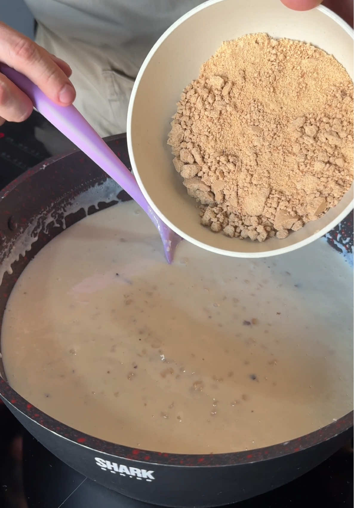 Vem aprender essa canjica cremosa aos 4 leites que fica deliciosa! 📍 INGREDIENTES: 300g de milho de canjica (deixar de molho de um dia para o outro) Cravo a gosto 2 cs de açúcar Canela em pau a gosto 1 e 1/2 xícara de água 200g de creme de leite 395g de leite condensado  200g de leite de côco  700ml de leite  1 xícara de leite em pó  100g de côco ralado 12 paçoquinhas 🎥 Passo a passo no vídeo #explore #receitas #canjica 