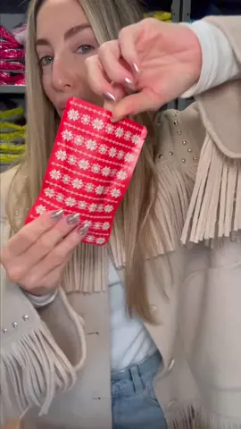 Packed with mittens, snowballs, and festive shapes, it’s the ultimate treat for gifting! ♥️ #rubybond #candy #tastetest #gummycandy #christmasgiftideas #sourcandy #festive 