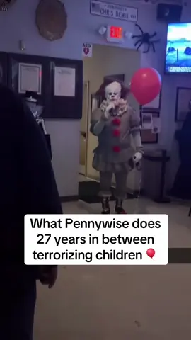 #duet with @Emma Holuj #Halloween #pennywise  #pennywisecosplay #itwelcometoderry 