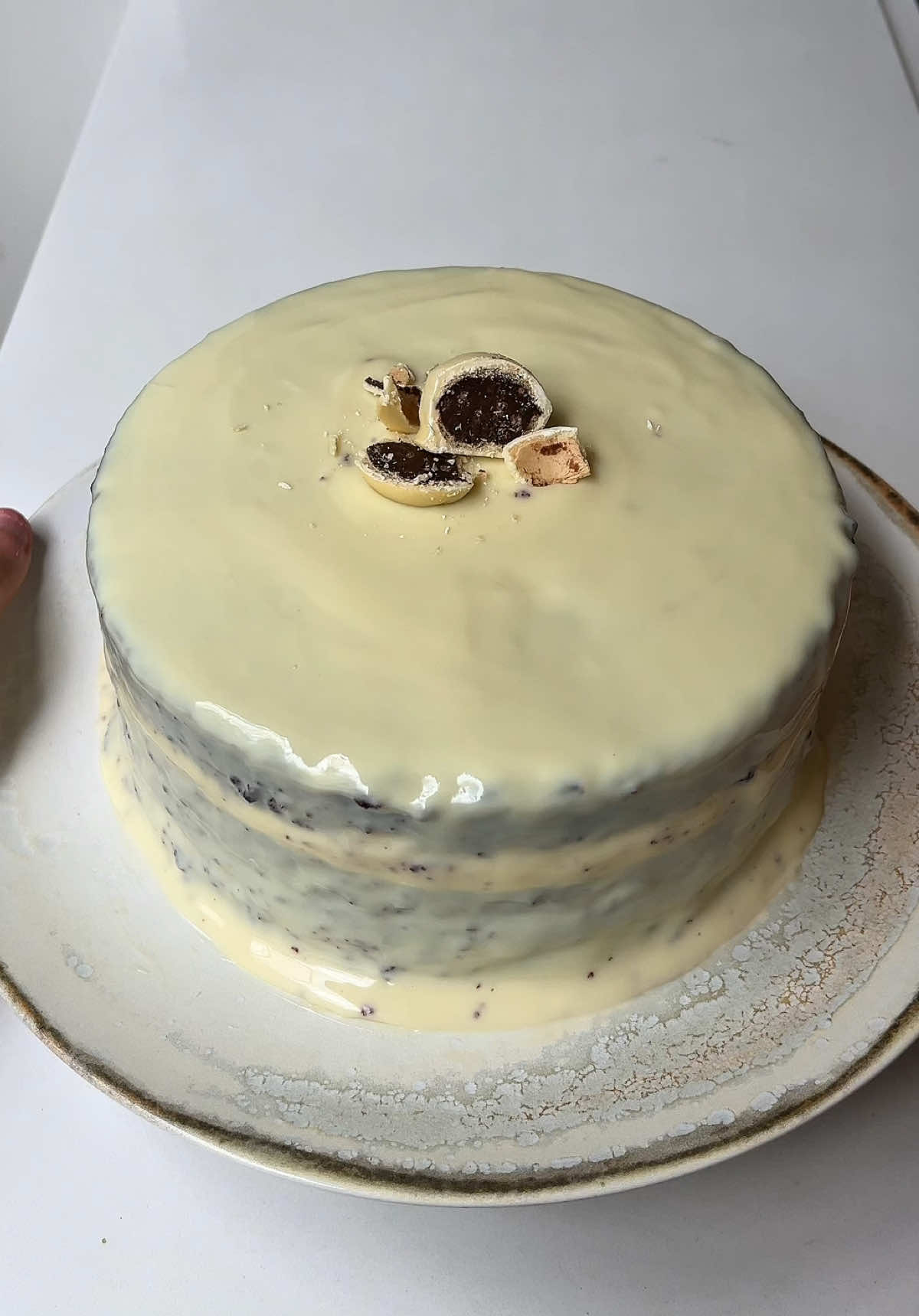 BOLO DE OURO BRANCO 🍫 Ingredientes: 5 ovos 200g de açúcar  240g de leite morno 60g de cacau em pó  180g de farinha de trigo 15g de fermento 3g de bicarbonato de sódio  Calda para molhar: 240g de água  100g de açúcar  25g de cacau em pó  Recheio: 2 latas de leite condensado (790g) 400g de creme de leite 30g de manteiga 150g de chocolate meio amargo 150g de chocolate branco 200g de bombom picado Cobertura: 250g de chocolate branco 100g de creme de leite #receitas #receitasfaceis #receitasimples 