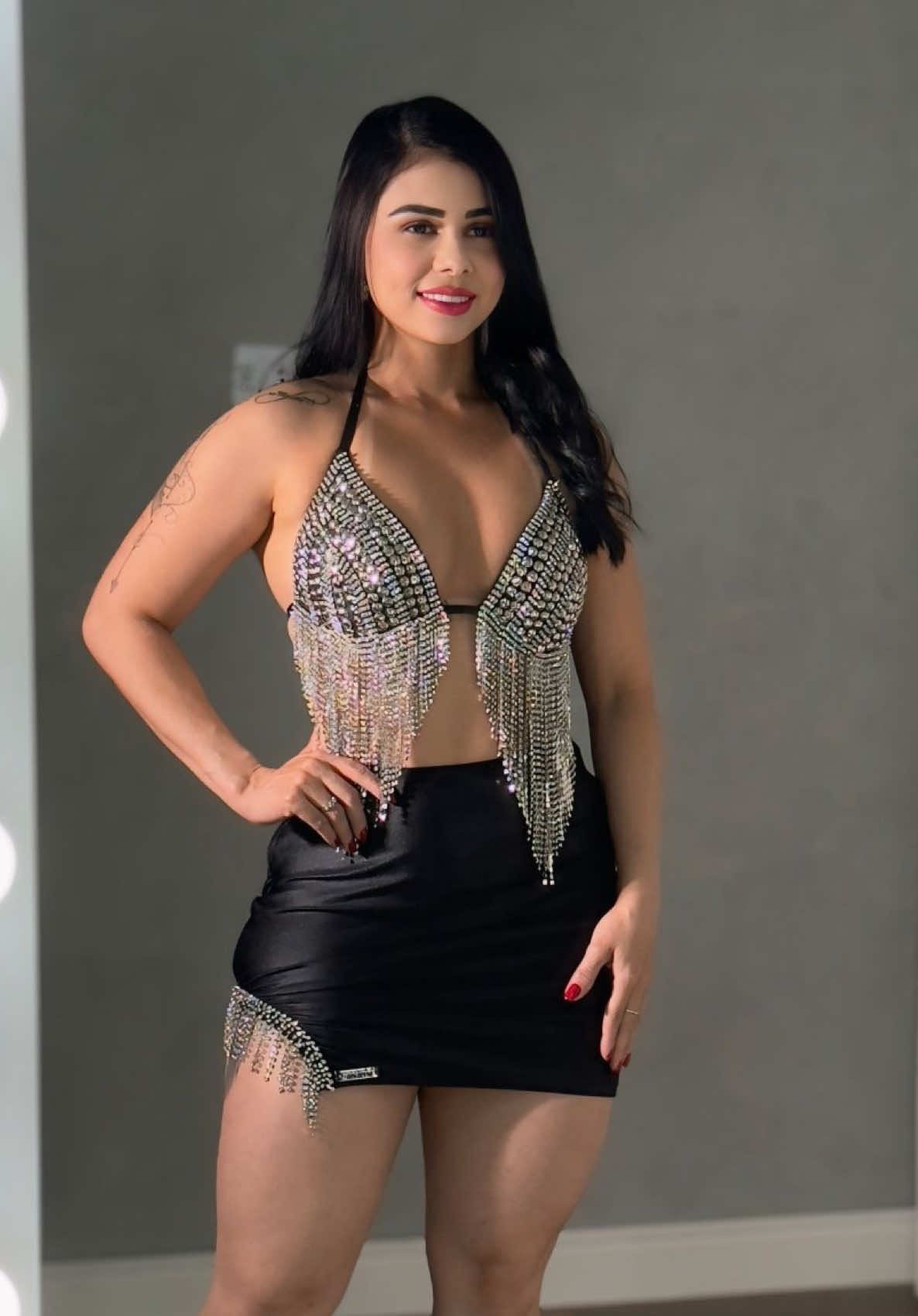 💎 Conjunto Cropped e Saia Franjas de Strass: O look que se transforma em PURO DESEJO! 🔥 ✨ Benefícios: 10% OFF NO PIX + Frete Grátis (Sul, Sudeste e Centro-Oeste acima de R$ 349,90) + Cupom 5% OFF na 1ª Compra! O preto que te faz brilhar! Esta combinação perfeita de cropped e saia curta possui franjas de strass que criam um movimento hipnotizante. Peça essencial para shows, baladas e noites inesquecíveis. Vista o look mais desejado da loja! Compre no site (Link na Bio) preciosabycatiusedaniela.com ou via WhatsApp (67) 99106-0228! #ConjuntoStrass #FranjaDeStrass #LookBalada #CroppedFranja #SaiaCurta    