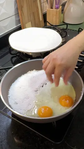 Tapioca com queijo e ovo pro lanche da tarde 