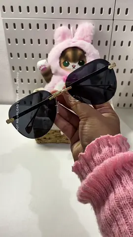 POV: You’re vibing like it’s 1980 again 🎶🕶️ #RetroShades #VintageSunglasses #RetroVibes  #ClassicStyle #TimelessLook 
