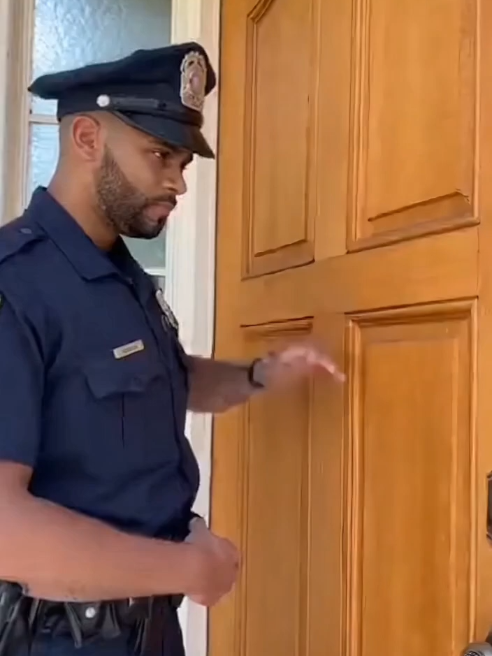 👮 “It’s the police!” 🦜 “Then talk to each other!” 💀 This parrot just ended the whole investigation. #ShockLens #TalkingParrot #FunnyTikTok #AIComedy #SavageParrot #PoliceComedy #ShockLens #FunnyAnimals #ViralShorts #BirdHumor #AnimalComedy