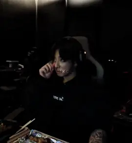 primero empezó jimin a ver videos de ciencias, luego se lo pegó a jungkook y ahora los dos lo ven juntos 🥺 #jikook 