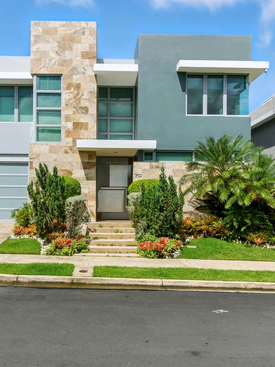 ✨ Se Renta en Senderos de Montehiedra ✨ 🏡 4 habitaciones | 3.5 baños  🌞 Placas solares + batería Sonnen 🍴 Cocina abierta  🏊‍♂️ 2 piscinas 🌳 Patio amplio perfecto para BBQ, familia y amigos 🎾 Canchas deportivas 📍 Ubicada cerca de escuelas, centros comerciales y entretenimiento. $7,500 mensual Angel Ramirez Lic. C-26409 787-430-0703 Golden Realty Group #fypシ #paratiiiiiiiiiiiiiiiiiiiiiiiiiiiiiii #realestate #fyp #tiktok @goldenrealtygrouppr 