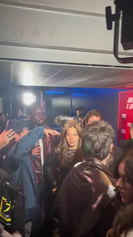 J’étais à une autre avant-première ce soir mais un ami qui était sur place m’a partagé cette vidéo pour vous 🎁 #staracademy #onregardequoi 