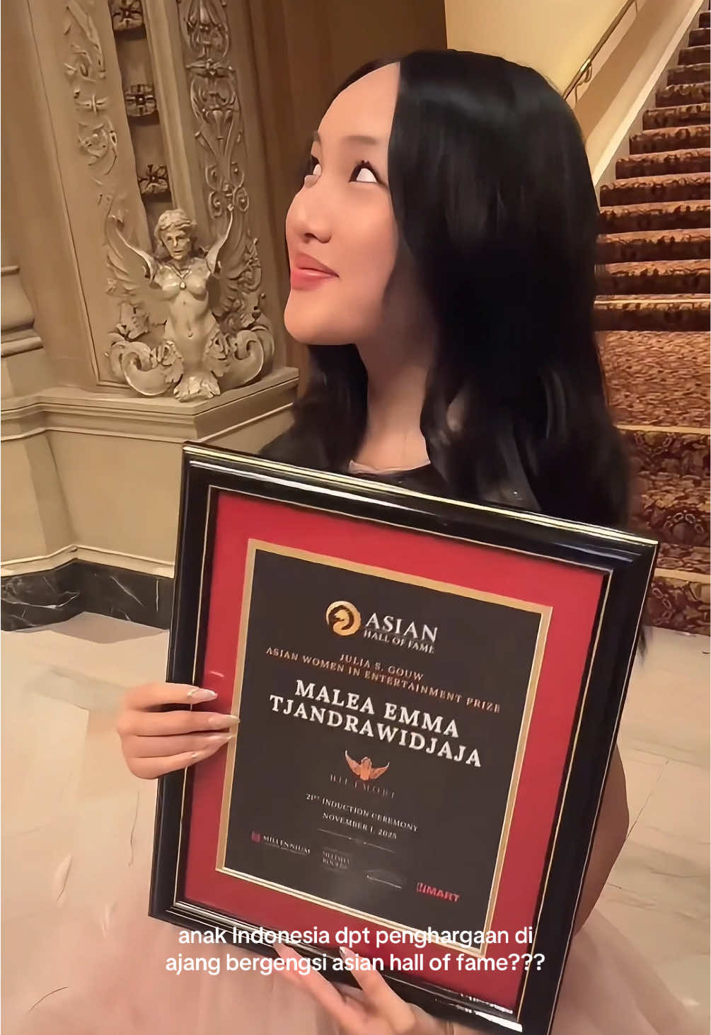 bangga banget jd anak indonesia pertama yg mendapat penghargaan di asian hall of fame!!! penerima penghargaan yg lain di antaranya ada musisi jepang, yoshiki, dan grup girl band dari china, a2o may 🥰 selalu senang bisa mengharumkan bangsa indonesia di dunia internasional 🇮🇩 #maleaemma #proudtobeindonesian #fypシ #masukberanda #anakindonesia 