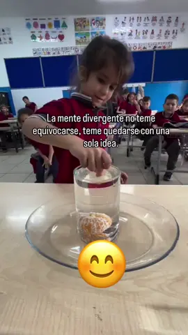 No todos los cerebros procesan el mundo igual, y eso no está mal. Una persona neurodivergente, ya sea con autismo, TDAH, dislexia u otra condición, piensa y percibe diferente. Su cerebro no sigue el camino “tradicional” de resolver, sino que crea sus propias rutas. Por eso, un niño neurodivergente puede: 	•	Notar detalles que otros no ven. 	•	Cuestionar lo que los demás dan por sentado. 	•	Tener ideas fuera de lo común. 	•	Frustrarse cuando el entorno no entiende su forma de pensar. Y ahí está el punto, no es que no entiendan, es que entienden distinto. Cuando les damos espacio, comprensión y estrategias adaptadas, no solo aprenden, sino que brillan. Porque el problema nunca ha sido “pensar diferente”, sino que el mundo aún no se adapta a todas las formas de pensar. Fuente: psicoterapia_psicologia #ciadif #neurodivergencia #tea #autismo #tdah 