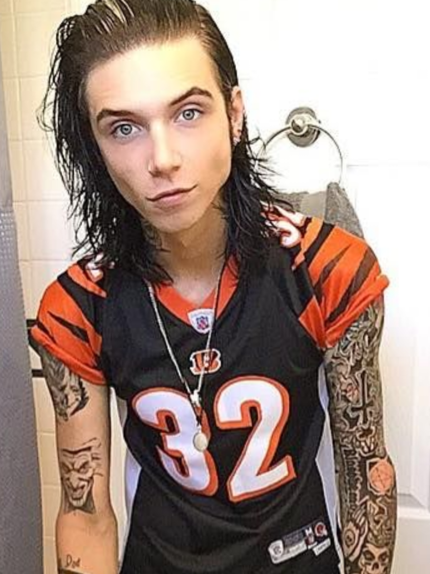 Been a BVB fan for about 15 years now 🧡 Of course I know who The Bengals are, but don't ask me anything else about them 😆 #bvb #blackveilbrides #thebengals #football #andybiersack 