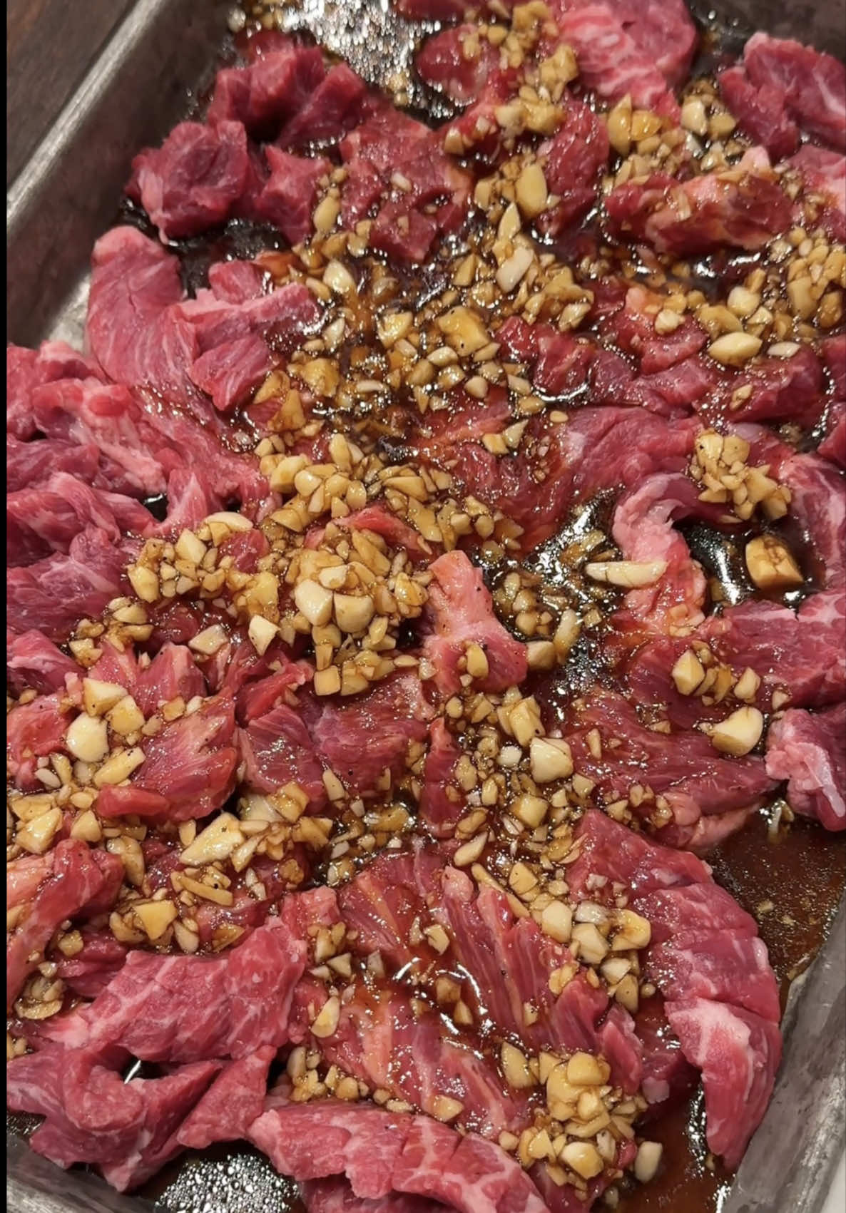 Tried the trending garlic galbi with Costco short ribs this weekend 🥩🧄 It turned out so good — I’m making it again next weekend!🙌🏻 週末は最近流行のにんにくカルビ🧄 コストコのカルビで作ってみました✨ 美味しかったのでまた今週末も作ろっ🤗 주말에 코스트코 갈비로 요즘 유행하는 #마늘갈비 만들어봤어요🧄 너무 맛있어서 이번 주말에도 또 만들어야지~ For the marinade (about 30 min): Garlic, soy sauce 3, beet sugar 1.5, plum extract 1, sesame oil 1, oyster sauce 0.5, honey 1 30分ほど漬けたタレは、にんにく、醤油3、甜菜糖1.5、梅エキス1、ごま油1、オイスターソース0.5、はちみつ1 30분 정도 재운 얌녕은 마늘, 간장 3, 비트당 1.5, 매실액 1, 참기름 1, 굴소스 0.5, 꿀 1