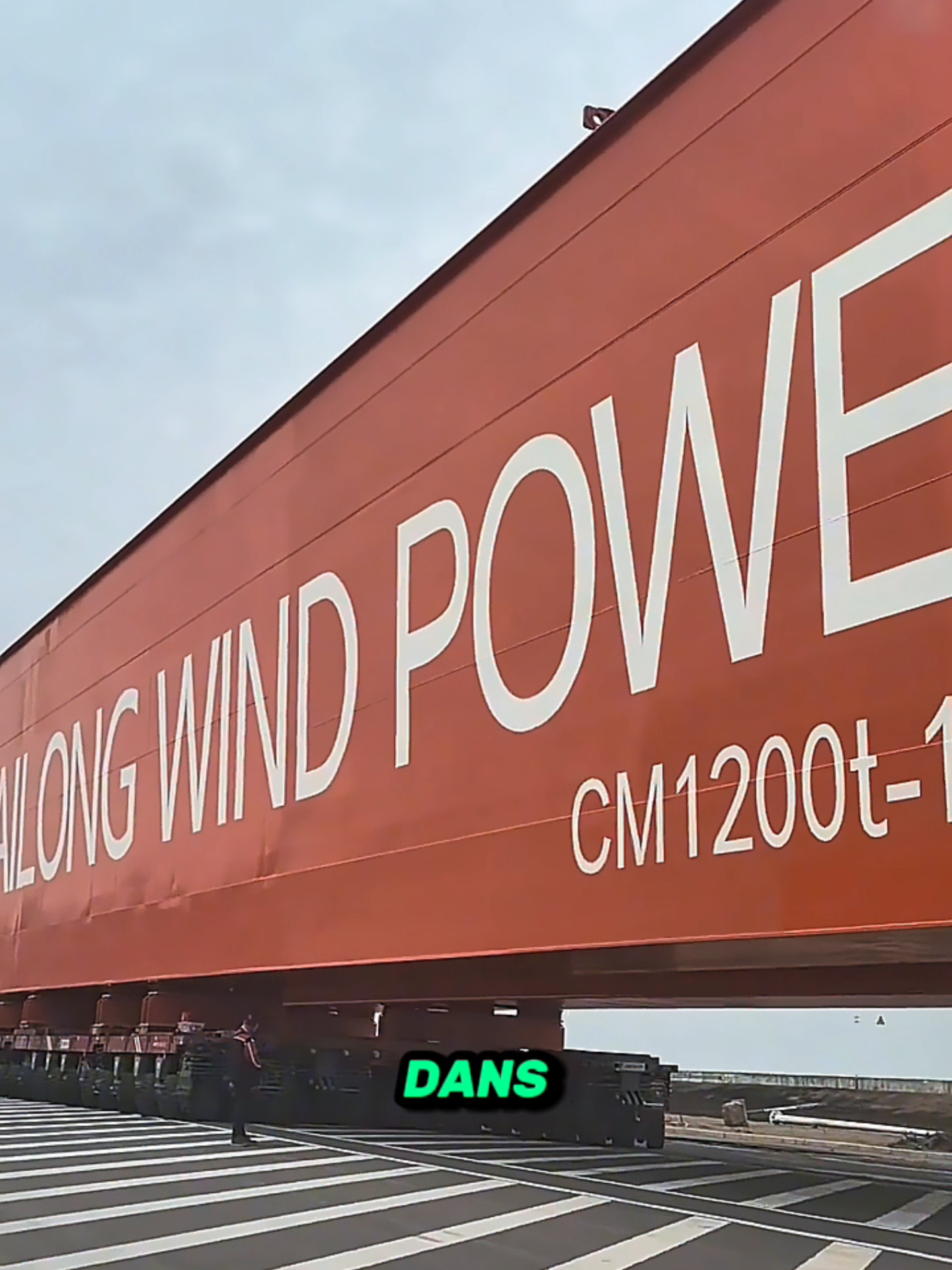 La plus grande remorque de transport au monde, une véritable ville roulant sur 700 roues sur les routes publiques ! 😳🚛