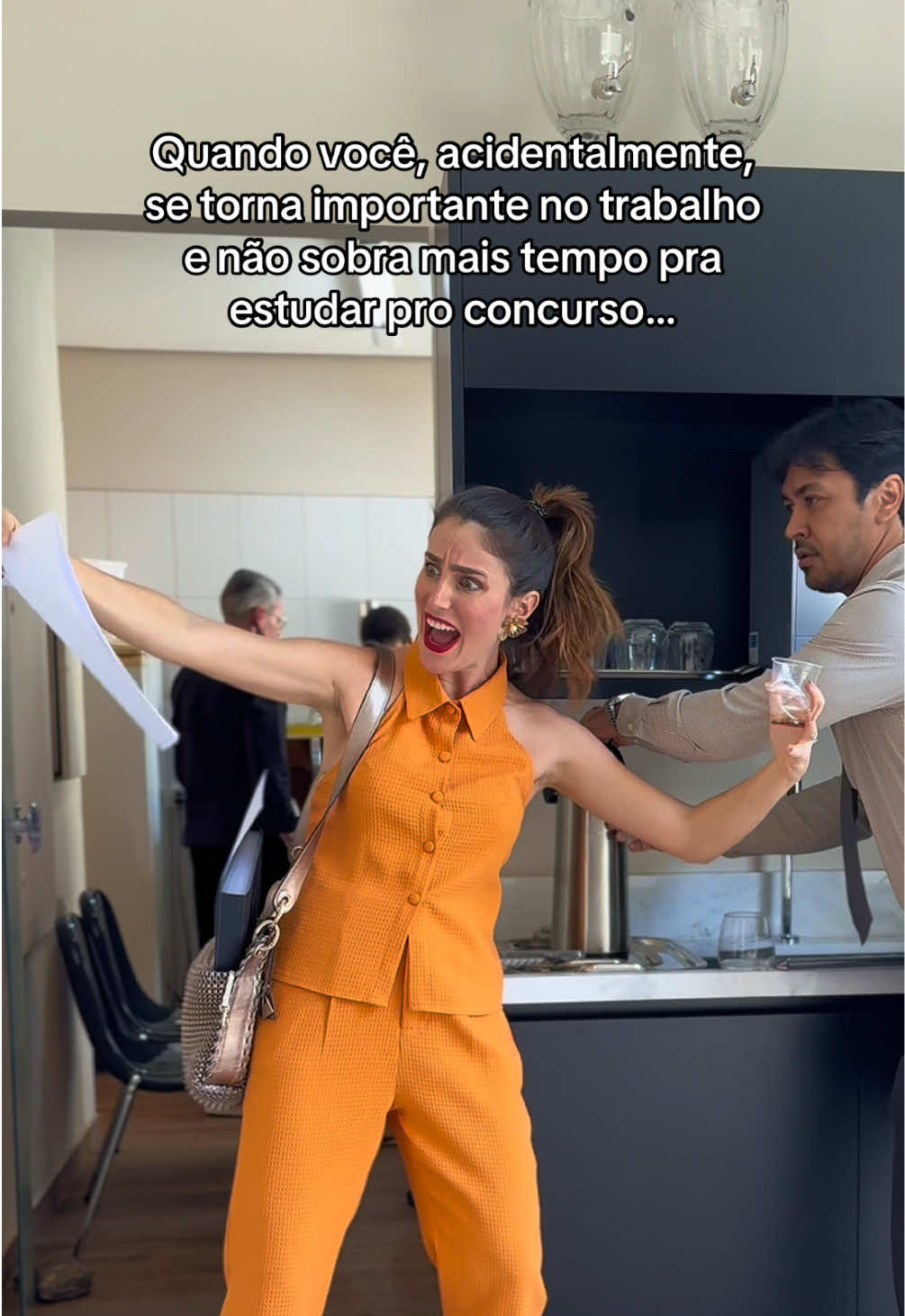 Quando você, acidentalmente, se torna importante no trabalho e não sobra mais tempo pra estudar pro concurso… #estrategiaconcursos #concursopublico #concurseiro #humor #memeconcurseiro 