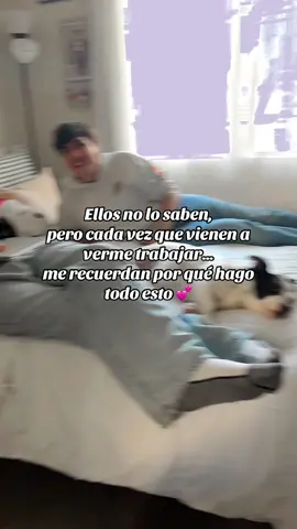 Dicen que trabajo mucho… pero ¿cómo concentrarme con estos amores aquí? 😅💫 #M#MomentosQueValenF#FamiliaM#MisAmoresT#TiempoEnCasaM#MamadeTres   