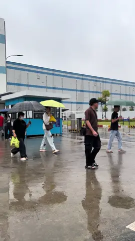 Nắng mưa là việc của trời, đi làm là việc của người trần gian.#tuyendungxanh #tuyencongnhanthoivu #timvieclambacgiang #tuyencongnhachinhthuc 