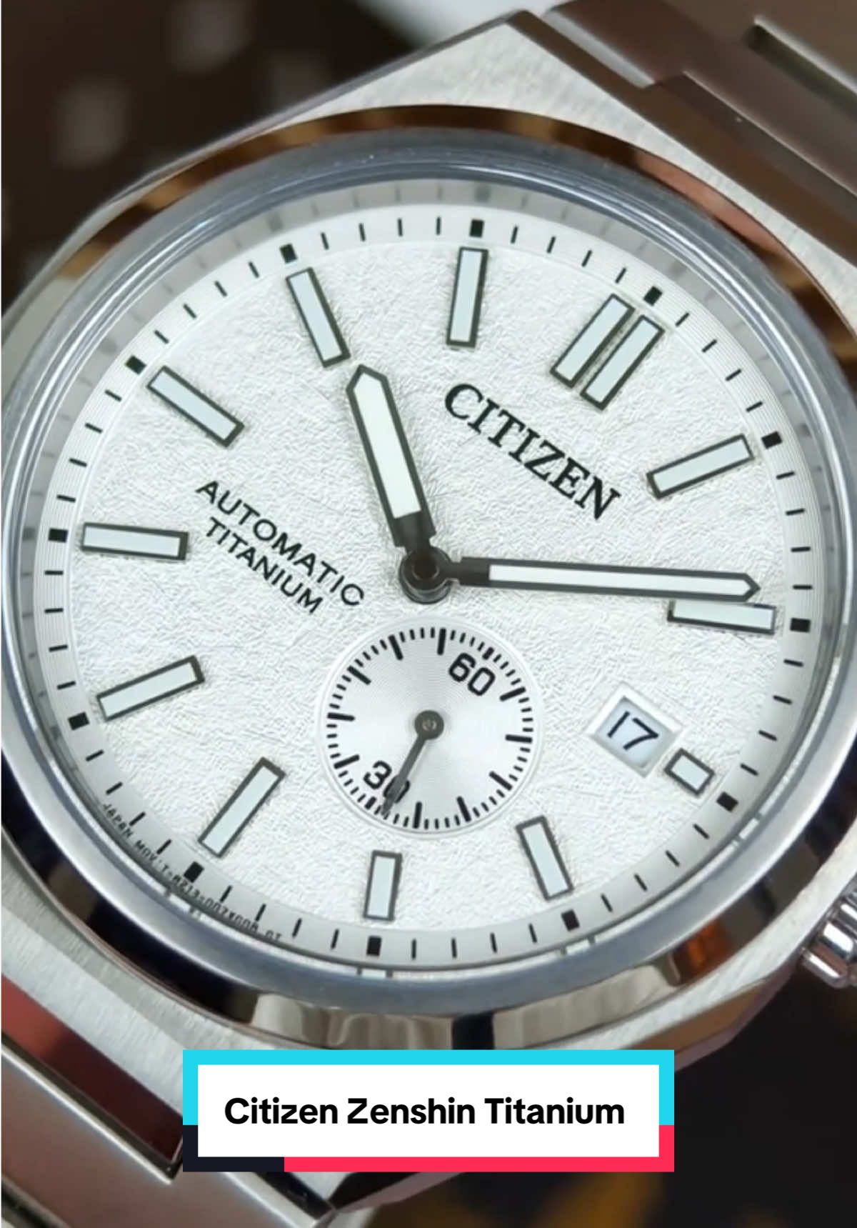 🌊 CITIZEN Zenshin Super Titanium White Dial NJ0180-80A cực chất 😎 🔷 Sub-dial góc 6h hiển thị kim giây tách biệt giúp tạo điểm nhấn cá tính. Ô lịch ngày ở vị trí 3h tiện lợi, thanh lịch. 🔷 Chất liệu Super Titanium™ – Nhẹ hơn, bền hơn, chất hơn ✅ Bộ máy Automatic Caliber 8213 ✅ Size 40mm ✅ Kính Sapphire ✅ Chống nước 100m #donghoco #citizen #citizenwatches #donghotitan#donghochinhhang 