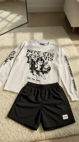 Longsleeve+celana pendekk juga udah keren🔥 #fyp  #rekomendasioutfit  #longsleve  #celanapendek  #fypyourpage 