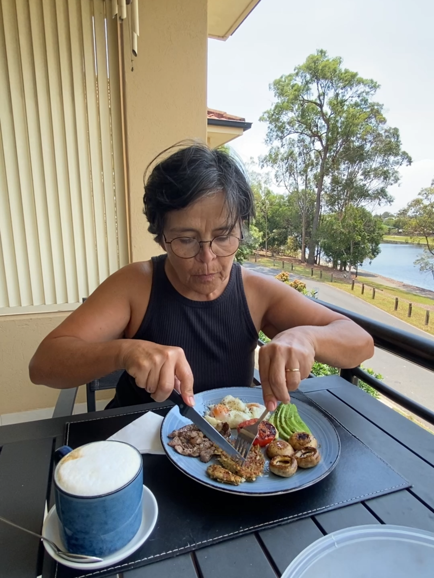 Un Desayuno Australiano Saludable - Ultima Parte #asmr #viral #fyp #foryou  En esta segunda parte del desayuno australiano, termino de preparar todos los ingredientes: la carne, los hongos y el tomate asado. También les muestro cómo hago mis huevos pochados en la máquina Breville para huevos, ¡quedan perfectos! 🥚✨ Luego armo el plato con media palta en rodajas, un toque de amor y mi infaltable cafecito en el balcón. ☕🌿 Un desayuno saludable, delicioso y lleno de energía para comenzar el día. 🇦🇺💛