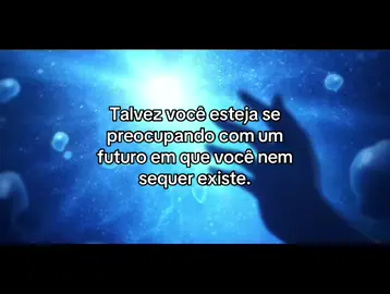 LEIA: Você já percebeu como a cabeça às vezes corre na frente do corpo? A gente se pega preocupado com cenários que ainda nem aconteceram. Inventamos falas, fracassos, perdas. Sofremos por versões de futuro onde, muitas vezes, nem estamos mais do mesmo jeito, às vezes nem estamos. Lacan dizia que o sujeito se constrói na linguagem, e a linguagem tem o poder de criar realidades que só existem dentro de nós. É por isso que a ansiedade pode doer tanto: ela é uma tentativa de controlar o tempo com pensamentos que correm mais rápido do que a vida. Mas o presente também é um lugar. E é o único em que você realmente pode existir por inteiro. Talvez você não precise resolver tudo agora. Talvez só precise respirar, hoje. Se o amanhã vier, você vai lidar com ele com a força que tiver. E se não vier como você imagina, tudo bem também. Você não precisa se preparar para todos os desastres. Só precisa estar aqui. Vivo. Sentindo. Passando pelas coisas no ritmo que a vida pede, e não no ritmo que o medo inventa. Recomendação: Se você vai fazer o ENEM, você pode estudar com o Ferretto. A plataforma possui aulas, questões, correção de redação, simulados e muito mais! Use o cupom AUGUSTO45 para obter desconto na plataforma. O link está na bio e no destaque com o nome “Ferretto”.