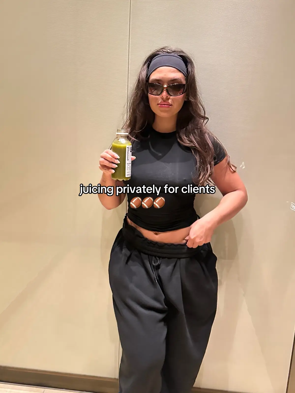 Juicing for the NFL’s and NBA’s 🤞🏼🏈🏀🧃💚 #dreamjob #juicing #wellness #electrolytes #clients 