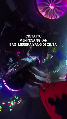 Spill arti lagu ini dong yang katanya kurang lebih “kan ku arungi tujuh laut samudera , kan kudaki pegunungan himalaya” keliling kucari ndak dapat arti full nya 🥹