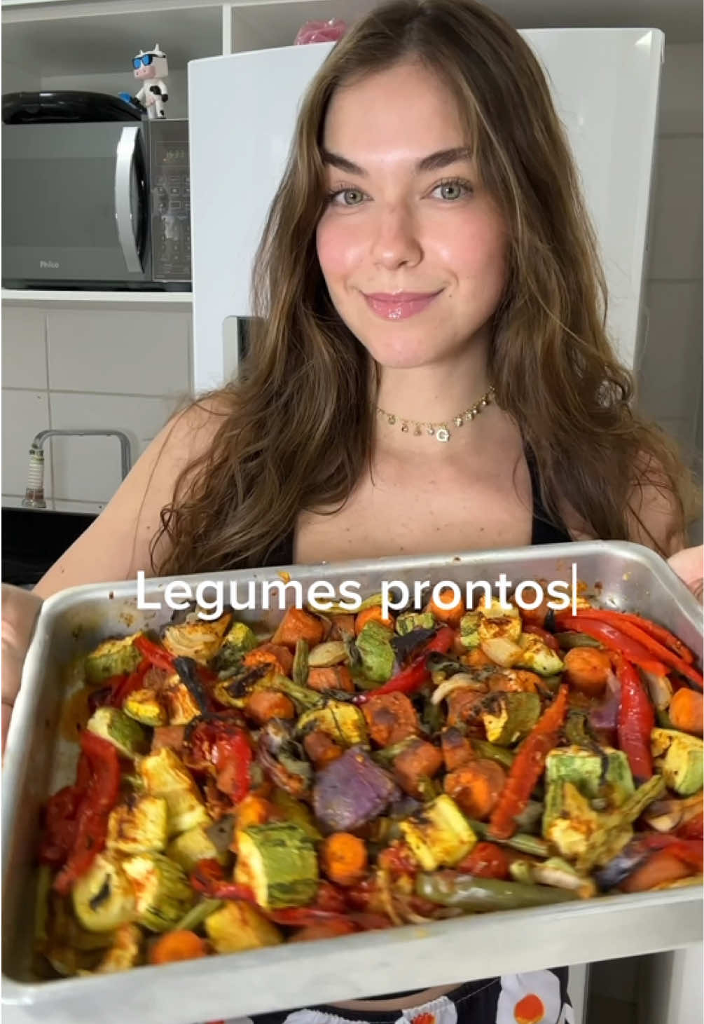 Bora facilitar a sua vida e deixar os legumes prontos pra semana? Já salva pra fazer e arrasar 🥕🥒🍅🫑 O segredo dos legumes gostosos está no tempero e em fazer eles no forno, porque eles caramelizam e ficam muito saborososss! Fica a dica 💚 Temperos que utilizei: Sal Pimenta do reino  Páprica defumada Lemon pepper  Azeite Queijo parmesão ralado  Manjericão e alecrim frescos  - Dá pra variar os legumes e colocar os da sua preferência, eu coloquei: Abobrinha 🥒 Cenoura 🥕 Cebola 🧅 e cebola roxa Pimentões 🫑  Tomate 🍅 Alho poró  Vagem  - Deixei no forno pré aquecido a 200º por 40 minutos e ficaram ótimos ✨