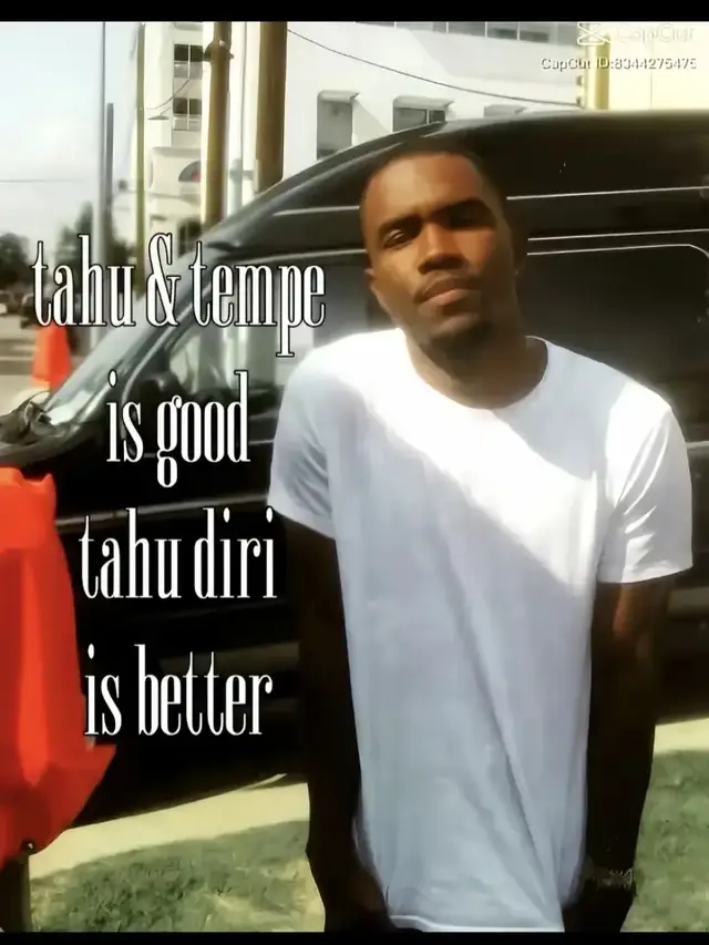 Berikut cara membuat martabak manis: Bahan-bahan: - 250 gram tepung terigu protein sedang - 1/2 sendok teh garam - 1 butir telur ukuran besar - 100 gram susu kental manis putih - 280 ml air - 1/2 sendok teh baking powder - 1/2 sendok teh soda kue - 2 sendok makan mentega, cairkan, lalu dinginkan - Gula pasir secukupnya untuk taburan - Keju parut secukupnya untuk taburan Cara Membuat: 1. Siapkan mangkuk, campur semua bahan adonan, kecuali soda kue. Aduk hingga rata menggunakan balloon whisk . 2. Diamkan adonan selama 15 - 30 menit . 3. Setelah itu, masukkan soda kue ke dalam adonan dan aduk hingga rata . 4. Panaskan teflon ukuran kecil, tuang adonan dan panggang dengan api sedang. Perhatikan api agar tak terlalu besar dan membuat adonan gosong . 5. Jika sudah setengah matang dan permukaannya mulai bergelembung, taburkan gula di atasnya. Masak kembali hingga matang . 6. Angkat martabak dari teflon, olesi dengan mentega dan taburi dengan topping sesuai selera . 7. Potong bagian tengah martabak, lipat menjadi dua bagian. Sajikan .