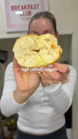 fluffy, high protein bagels🥯🤩 Makes 5 medium bagels, per bagel = 170 cals | 10g protein Ingredients:	 	•	1 ½ cups flour 	•	1 ½ cups 0% Greek yogurt (@FAGE ) 	•	½ tbsp baking powder 	•	Dash of salt 	•	1 egg for egg wash (optional but recommended)         •	everything but the bagel seasoning (optional) Bake @350 degrees for 30 minutes or until golden brown😋 #bagel #proteinbagel #bagelrecipe #fyp #highprotein 