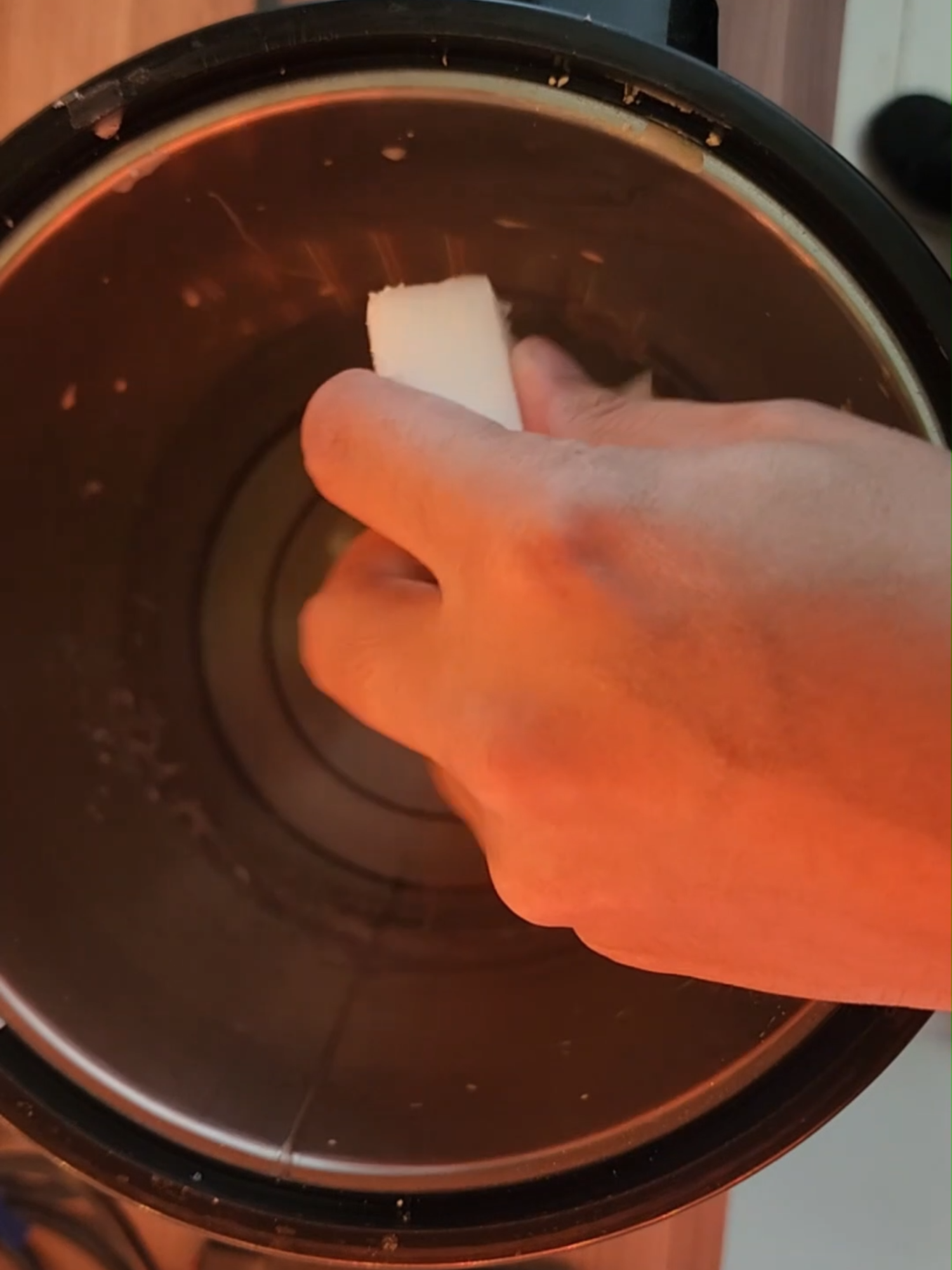 Cada vela artesanal empieza con algo tan simple como la cera derritiéndose. Hoy damos inicio a una edición especial: sándalo, azahar y miel, una fragancia creada para noviembre y Día de Muertos. Usamos cera de soya con cera de coco, una mezcla más cremosa y natural, que dará vida a una vela ámbar de la línea Studio. Este es solo el comienzo del proceso.🔥 #vela #velaartesanal #candlemaking #hechoenmexico #emprendimientocreativo