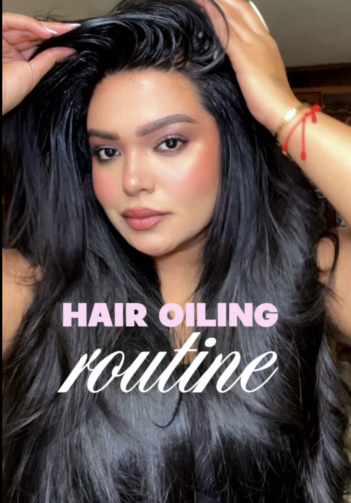 HAIR OILING ROUTINE ✨ con @rootbeautyy mi aceite capilar ✨   Beneficios de la rutina con @rootbeautyy  🌿 Estimula el crecimiento del cabello Reactiva la circulación del cuero cabelludo, fortaleciendo desde la raíz y promoviendo el crecimiento natural. 💛 Nutre profundamente Sus aceites naturales penetran en la fibra capilar, aportando vitaminas y nutrientes que devuelven la suavidad y el brillo. ✨ Fortalece el folículo capilar Reduce la caída, previene el quiebre y mejora la densidad del cabello con el uso constante. 💧 Hidrata sin dejar sensación grasosa Aporta nutrición intensa sin apelmazar ni dejar residuos pesados. 🌸 Repara el cabello dañado Revive cabellos secos, procesados o maltratados por el calor, devolviéndoles elasticidad y vitalidad. 💆🏽 Calma y equilibra el cuero cabelludo Ayuda a reducir irritación, resequedad y descamación. Ideal incluso para cueros cabelludos sensibles. 🌿Protege contra el frizz. 💫 Aporta brillo natural y suavidad sedosa Deja el cabello más manejable, luminoso y con un aspecto saludable desde el primer uso. 🌼 Perfecto para masajes capilares Favorece la relajación, alivia el estrés y convierte tu rutina en un momento de autocuidado. 💛 100% natural y libre de químicos agresivos Sin parabenos, siliconas ni sulfatos. Puro poder de la naturaleza para tu cabello. #haircare #hairoilingroutine #hairoil #rootbeautyhaircare #rutinacapilar    