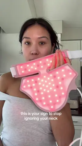 Partnered with @Solawave to show you their Solawave neck and Chest LED Mask! So obsessed 💕 #solawave #redlighttherapy #solawavebeauty #beautylight 