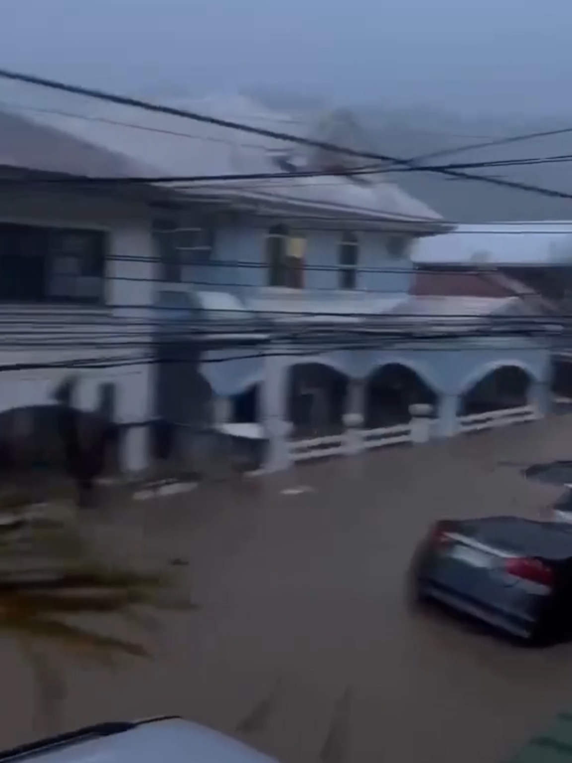 PANOORIN:  Nagmistulang dagat ang Villa del Rio 1 sa Bacayan, Cebu City ngayong Martes ng umaga kung saan mataas ang tubig baha at makikitang lumulutang ang mga sasakyan dahil sa hagupit ng Bagyong #TinoPH.  #AbanteNews #NewsPH