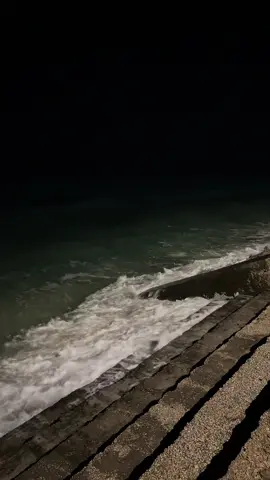 يا حلو البحر بالليل 🌊 #راس_تنوره #موج#explore #fyp #foryou 