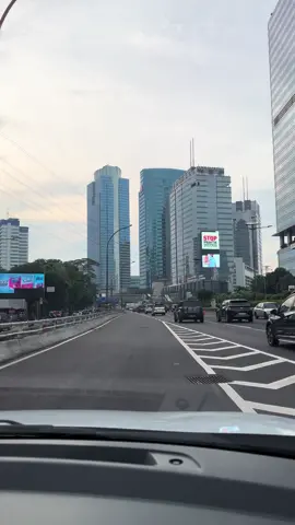 Lumayan buat prank temenmu, biar dikira lagi jalan jalan padahal mah dirumah 😂 📍Toll Dalam Kota Jakarta #videomentahan #prankvideo #jakarta #sudirman #scbd 