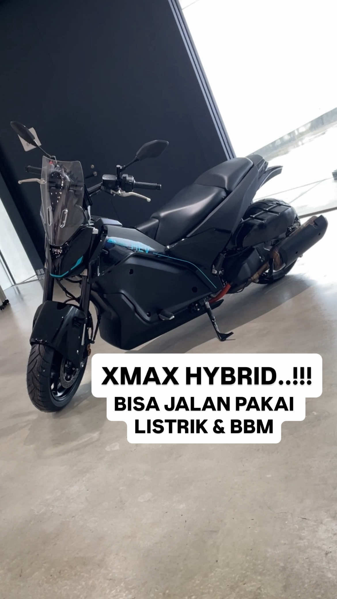 Namanya Yamaha Proto HEV singkatan dari Prototype Hybrid Electric Vehicle. Pertama dipajang di Japan Mobility Show 2025, Yamaha pamer motor yang punya kans jadi Yamaha XMAX hybrid di masa depan. Motor ini secara dimensi mirip XMAX dan pakai mesin bensin 1 silinder 300 cc yang notabene mirip mesin XMAX di Eropa.  Tapi bedanya, mesin ini dikasih motor listrik. Untuk jalan pelan di bawah 50 km/jam bisa full listrik. Di atas itu atau mau kencang, mesin bensinnya nyala ngasih tenaga lebih besar. Saat akselerasi juga bisa lebih kencang tapi lebih hemat BBM hingga 35%. Buat ngecas baterainya, karena gak bisa langsung nyolok ke listrik rumahan, dikasih mekanisme Smart Motor Generator. Sistem starter yang sekalian jadi sistem pengisian untuk ngecas baterai saat mesin bensinnya nyala. Kalau motor ini jadi next XMAX gimana? Keren gak? #protohev #yamahaproto #xmax #xmaxhybrid #xmaxindonesia               